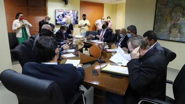 Líderes na Assembleia comentam declarações de Gladson sobre adiar anúncio de reajuste dos servidores